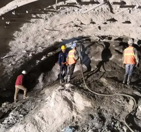 杭锦后拱顶带模注浆料的施工流程及注意事项